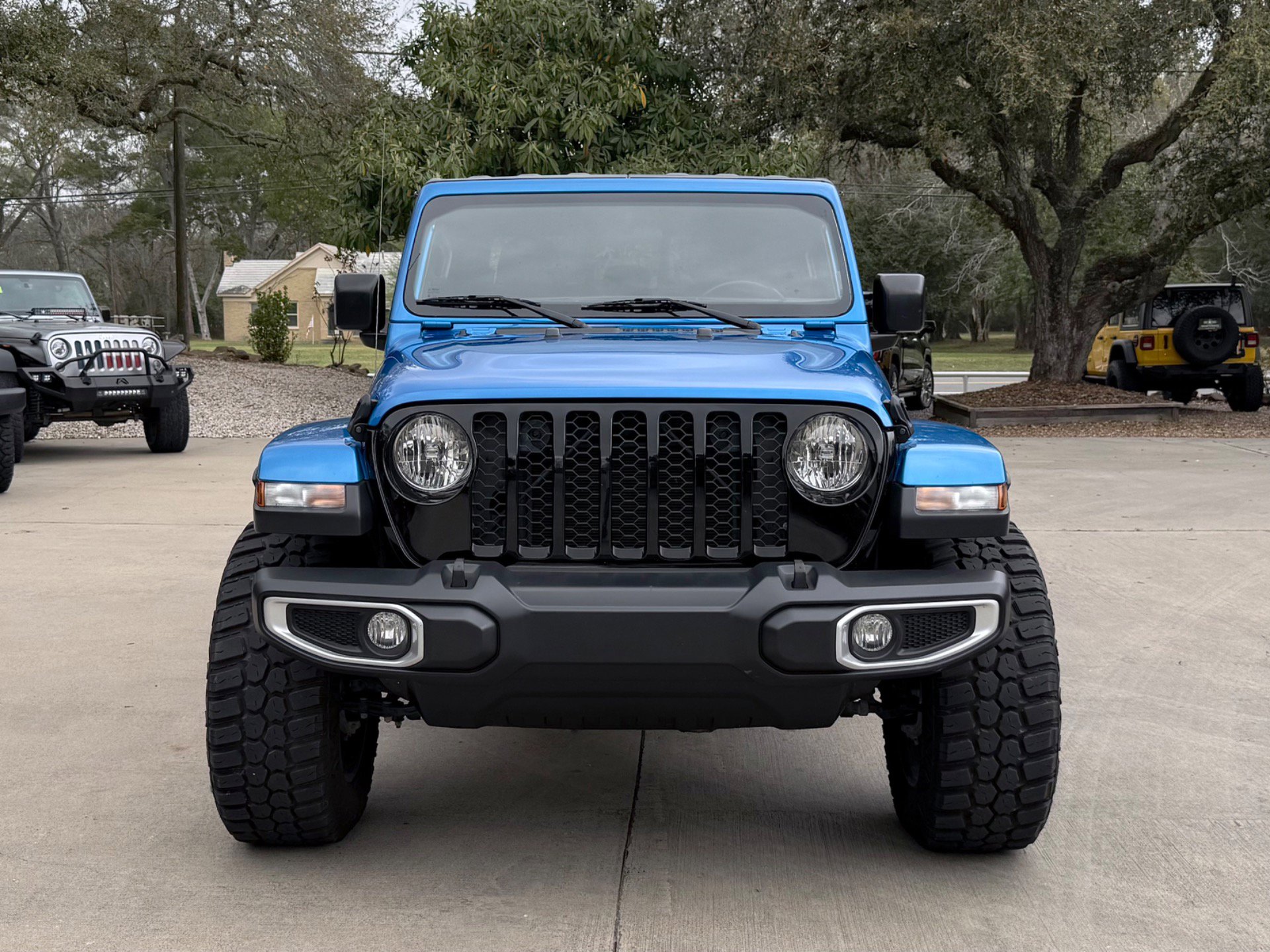 Used 2023 Jeep Gladiator Sport image 2