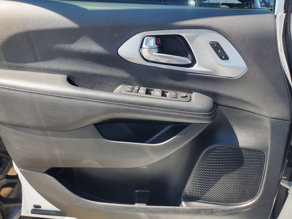 Used 2025 Chrysler Pacifica Limited FWD image 21