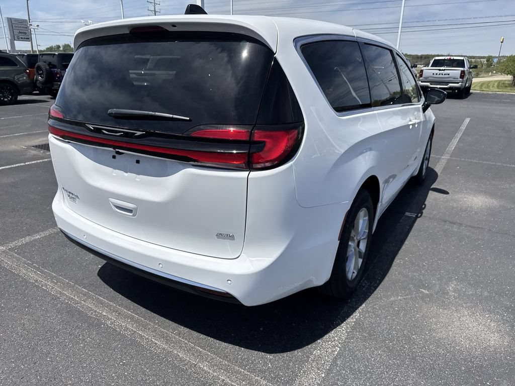 New 2027 Chrysler Pacifica Select AWD/4WD image 8