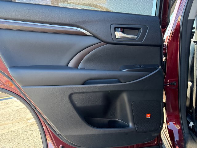 Used 2014 Toyota Highlander Limited w/ Driver Technology Package AWD/4WD image 35