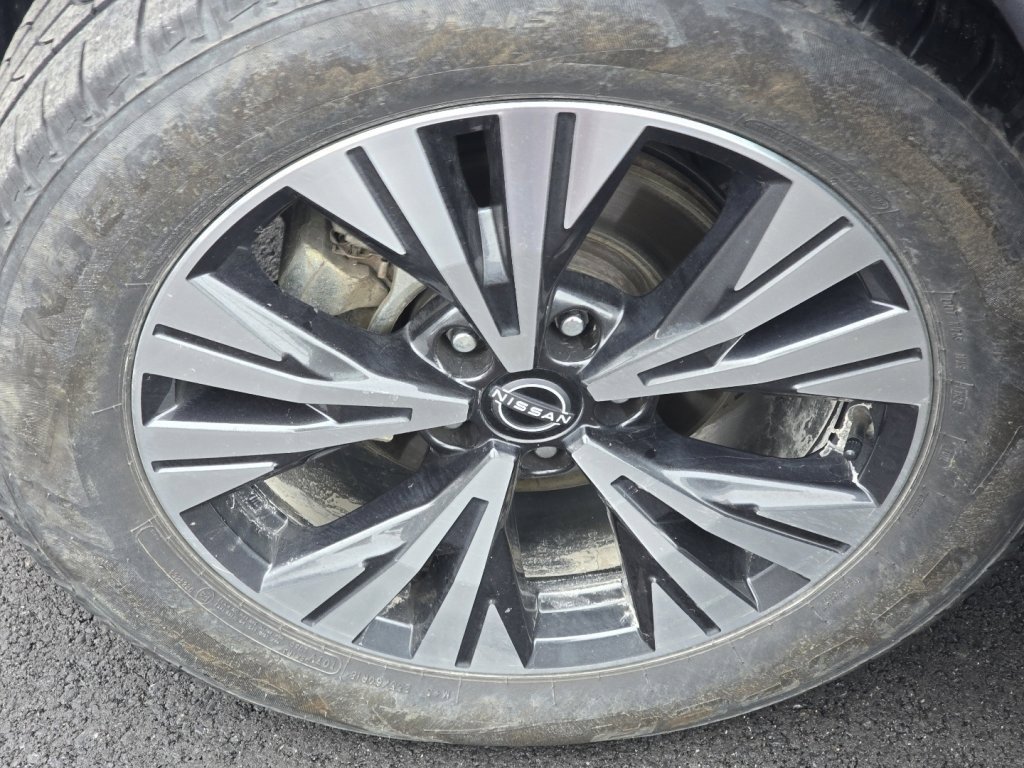 Used 2023 Nissan Rogue SV image 32