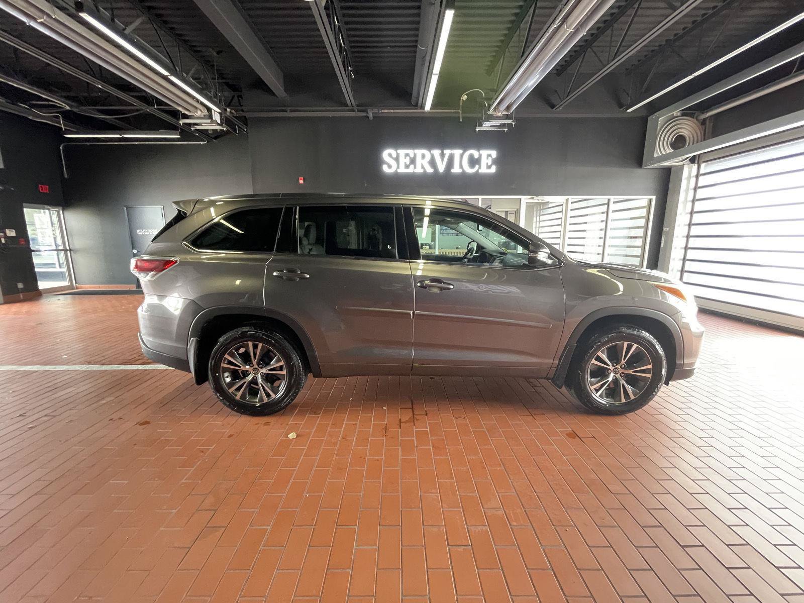 Used 2016 Toyota Highlander XLE AWD/4WD image 8