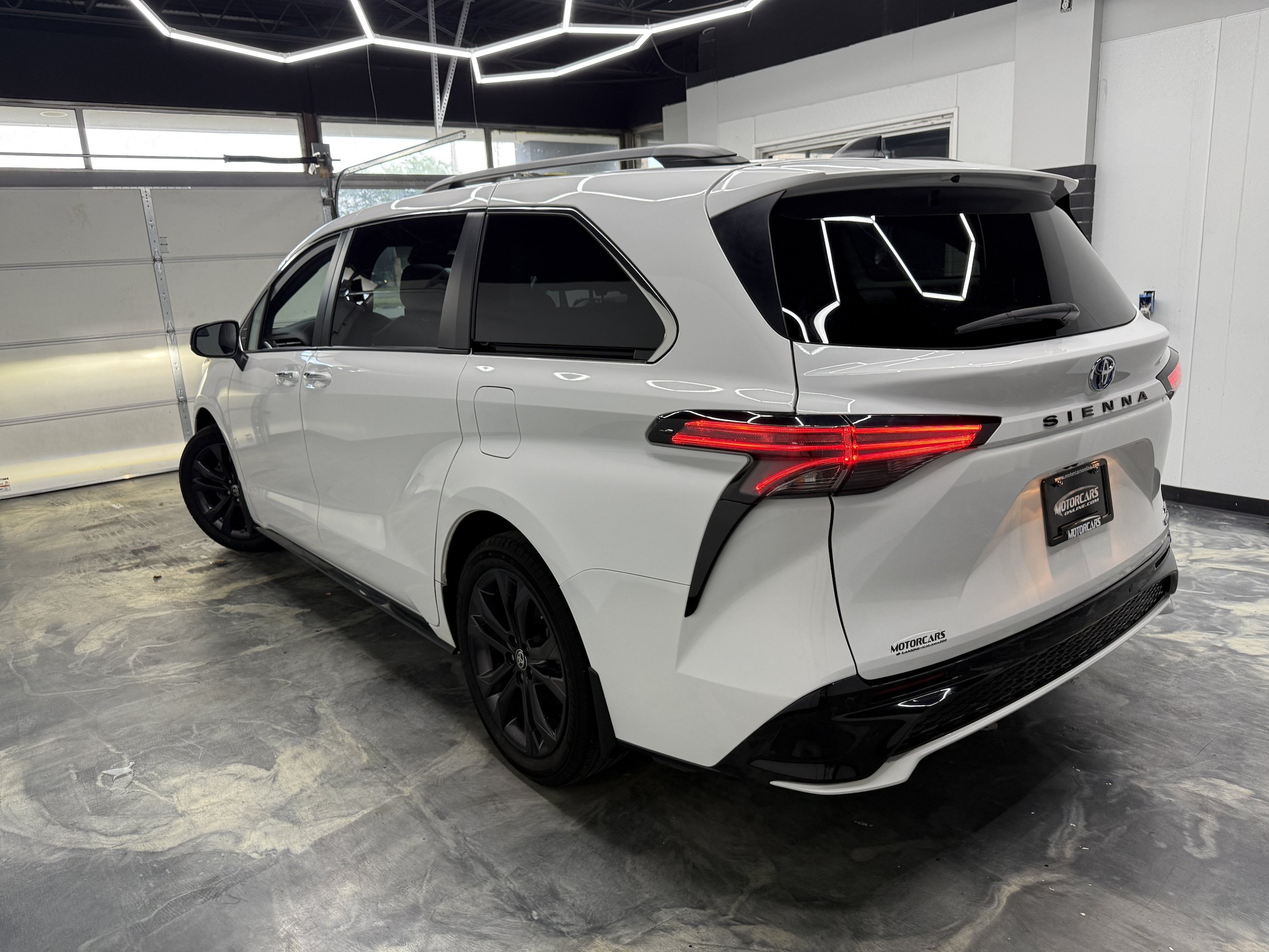 Used 2023 Toyota Sienna XLE FWD image 6