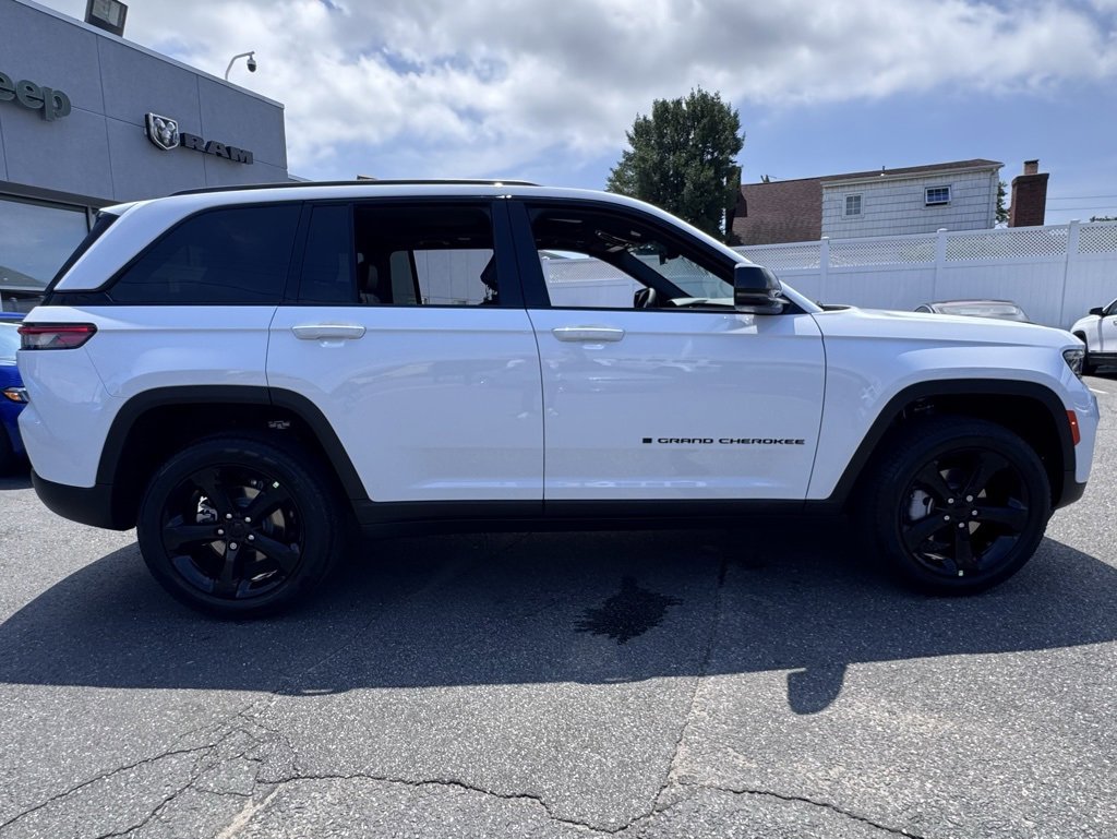 New 2025 Jeep Grand Cherokee Limited w/ Black Appearance Package image 8