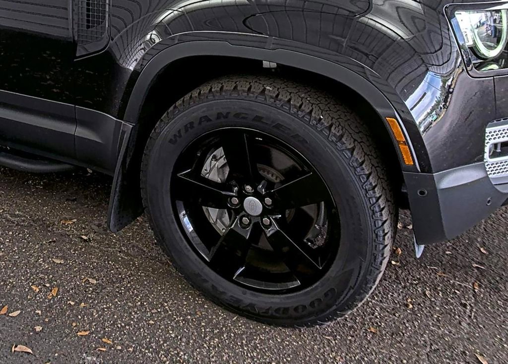 Used 2025 Land Rover Defender 110 S image 22