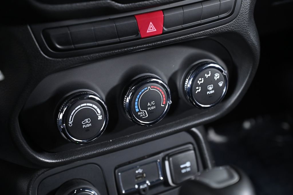 Used 2015 Jeep Renegade Latitude image 18