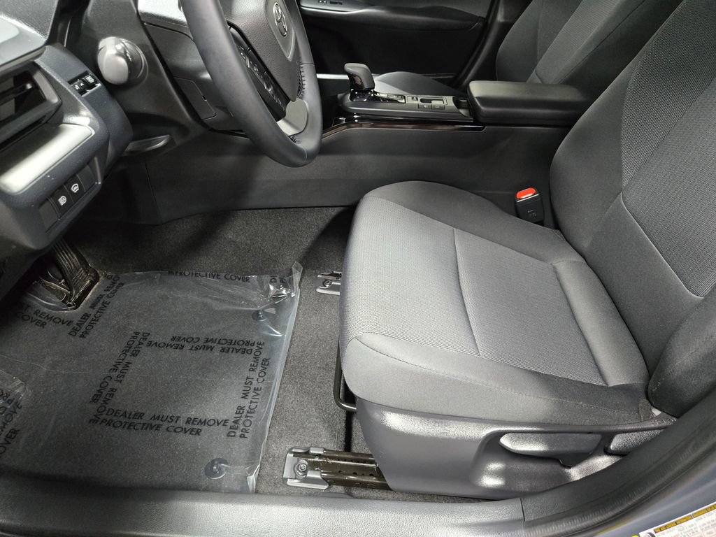 Used 2024 Toyota Prius LE AWD/4WD image 11