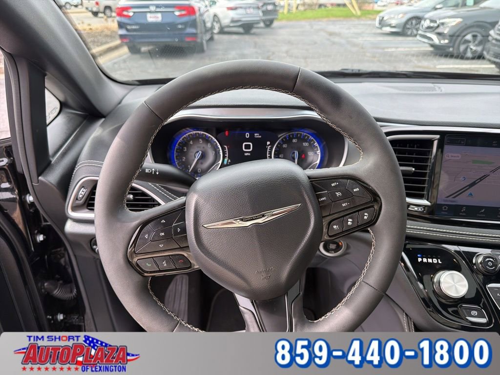 Used 2025 Chrysler Pacifica Limited image 13