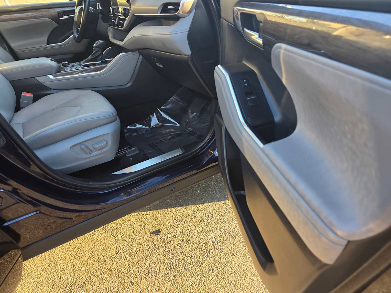 Used 2023 Toyota Highlander Platinum image 10