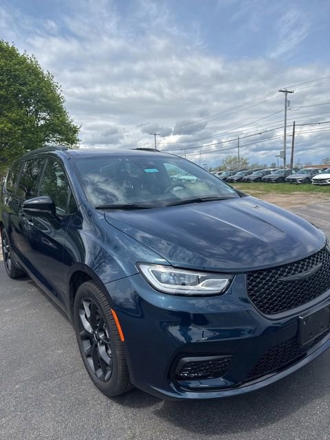 Used 2023 Chrysler Pacifica Limited w/ Uconnect Theater Family Group AWD/4WD image 6