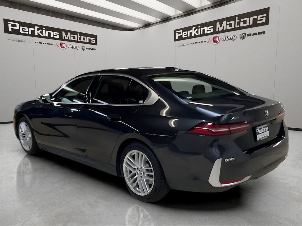 Used 2024 BMW 530i xDrive AWD/4WD image 3