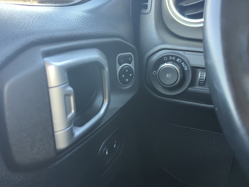 Used 2019 Jeep Wrangler Unlimited Sahara w/ Uconnect 4C Nav & Sound Group image 16