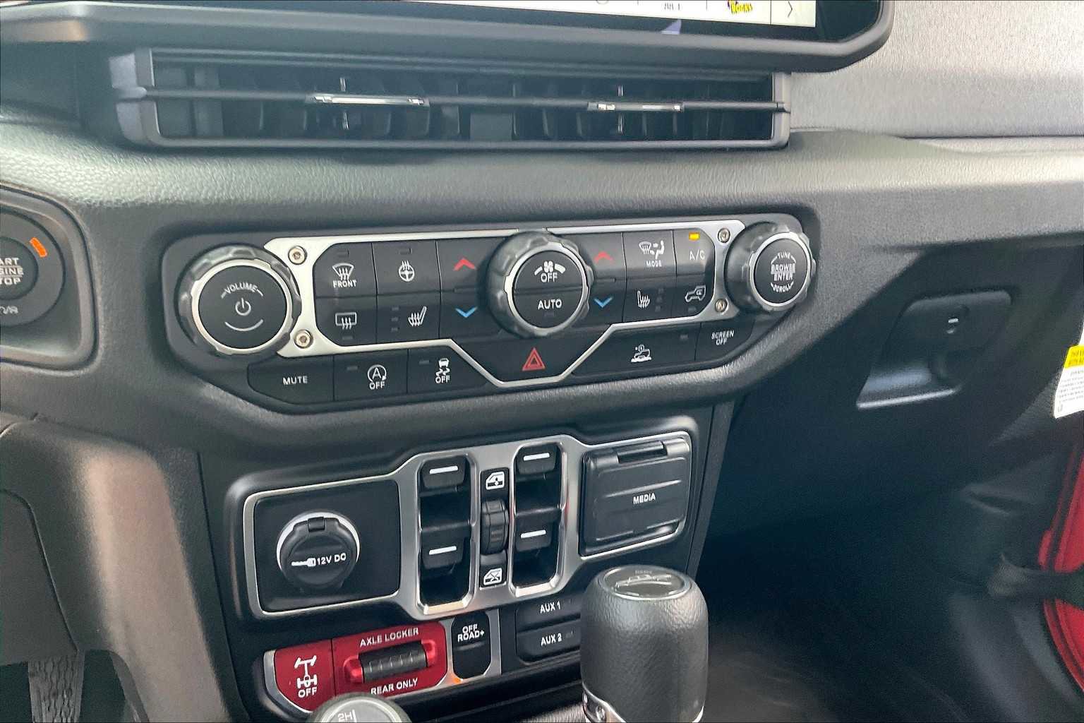 New 2025 Jeep Gladiator Willys image 17