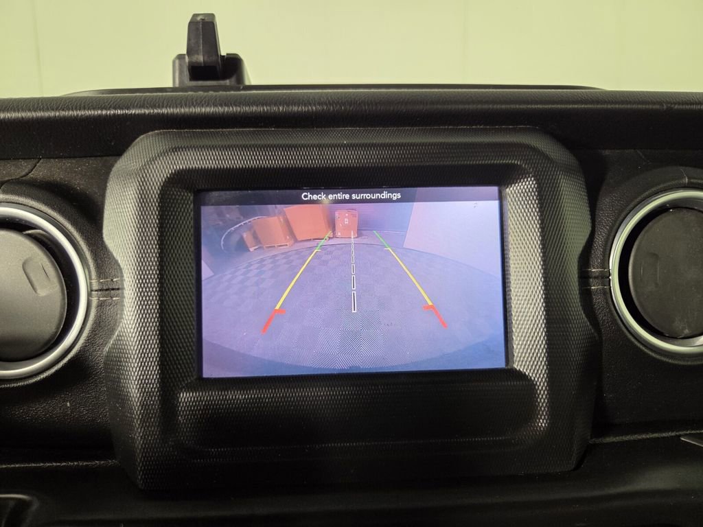 Used 2018 Jeep Wrangler Unlimited Sahara w/ Safety Group image 19