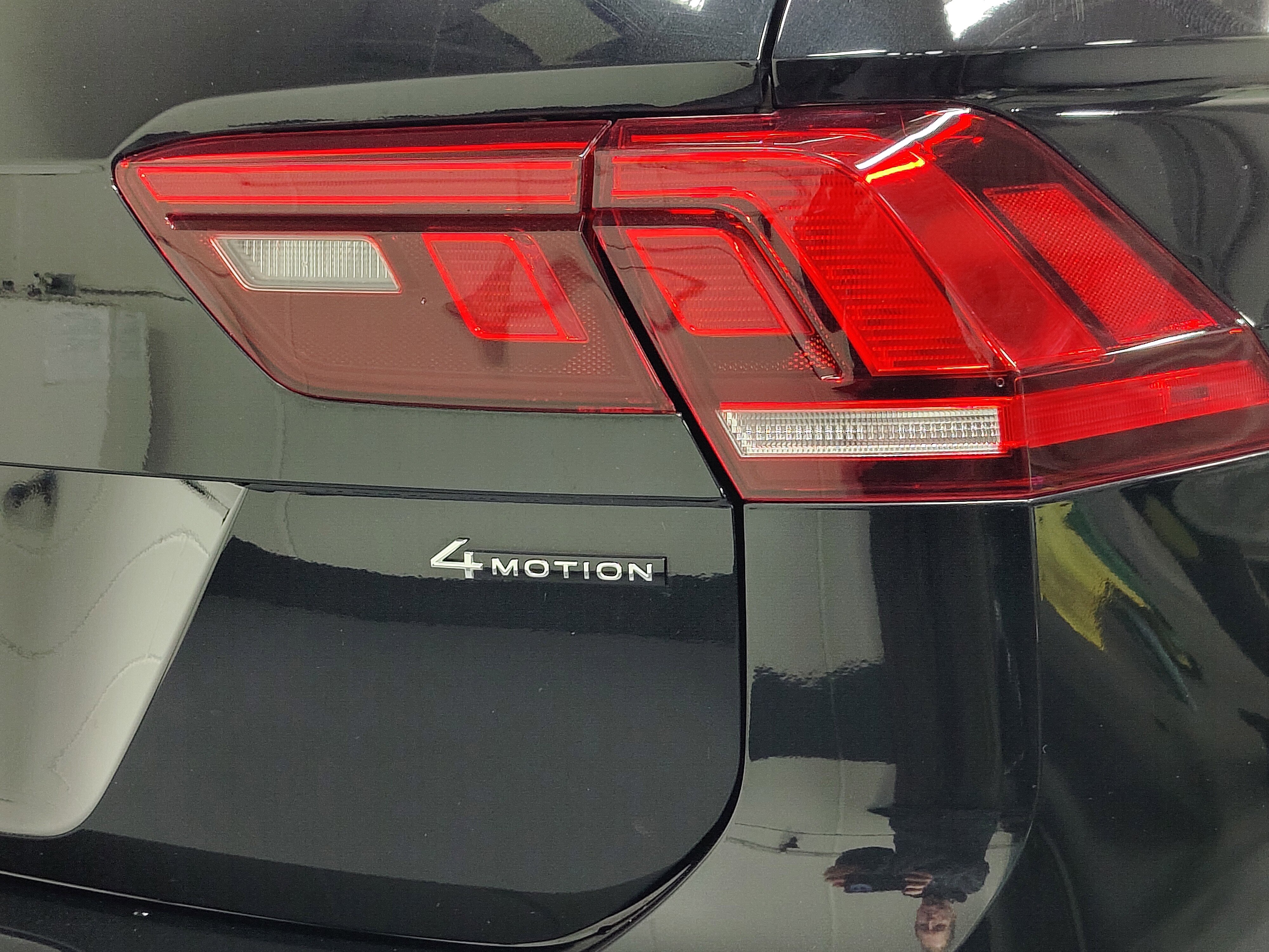 Used 2024 Volkswagen Tiguan SEL R-Line image 5