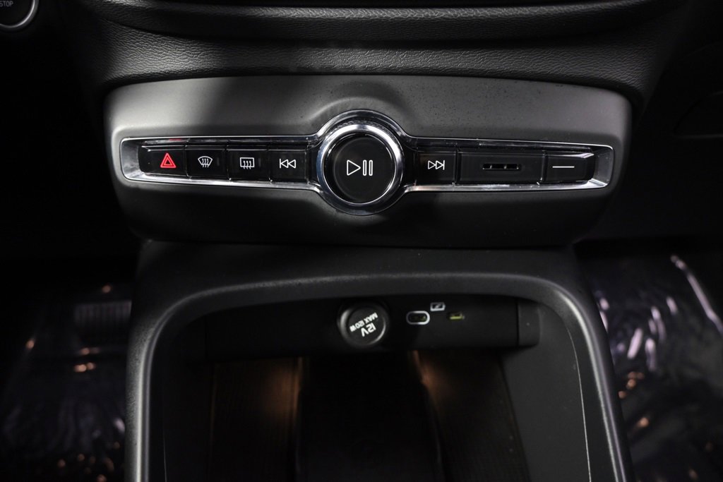 Used 2025 Volvo XC40 B5 Plus image 30