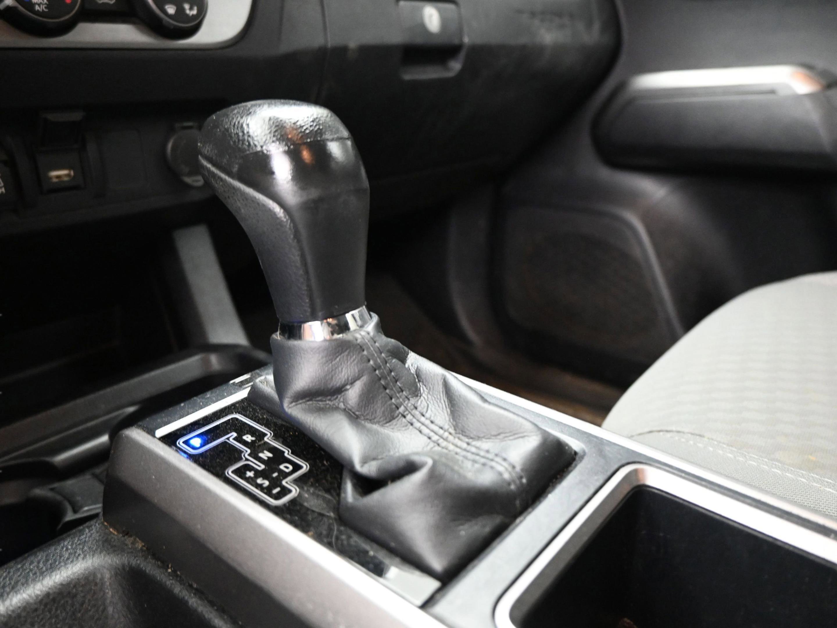 Used 2020 Toyota Tacoma SR5 AWD/4WD image 32