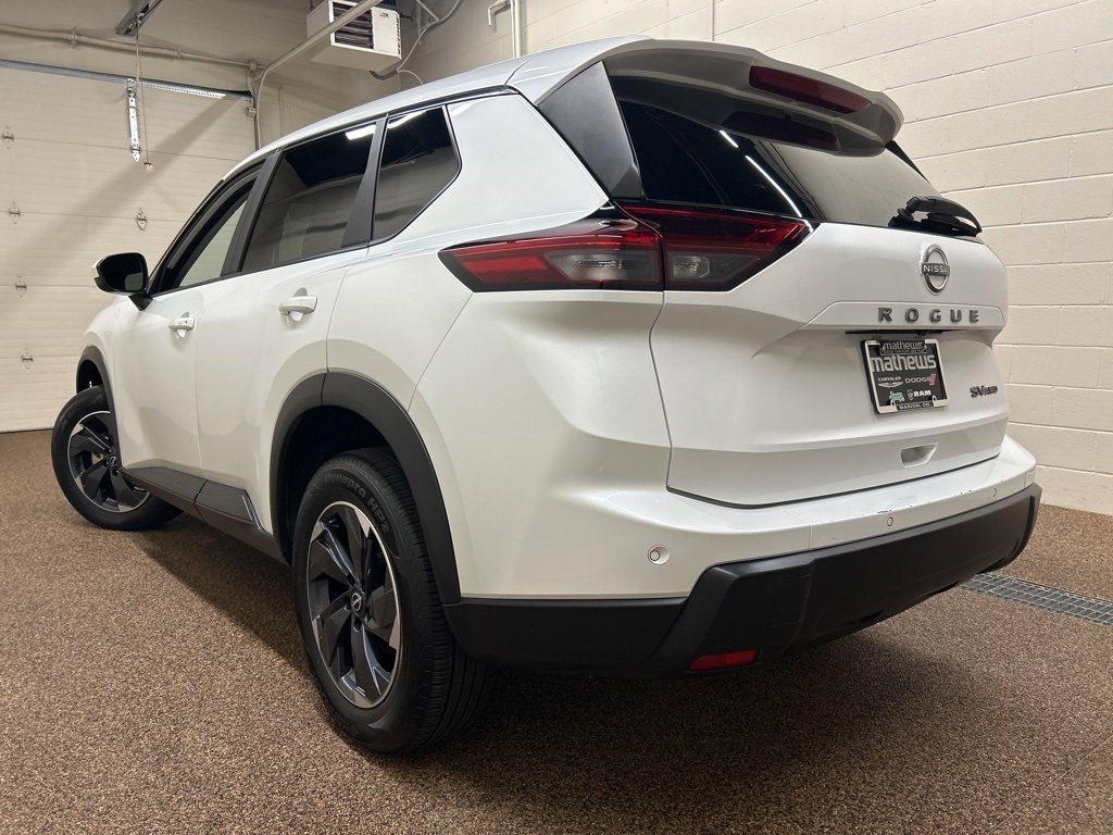 Used 2024 Nissan Rogue SV image 4