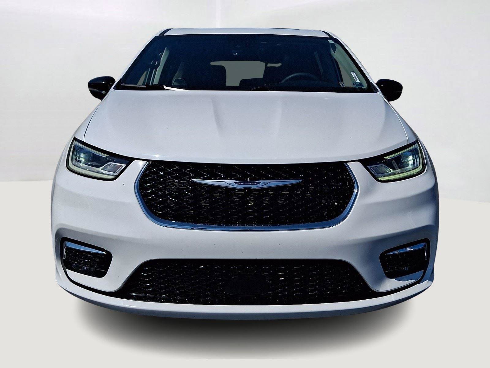 Certified 2024 Chrysler Pacifica Limited FWD image 2