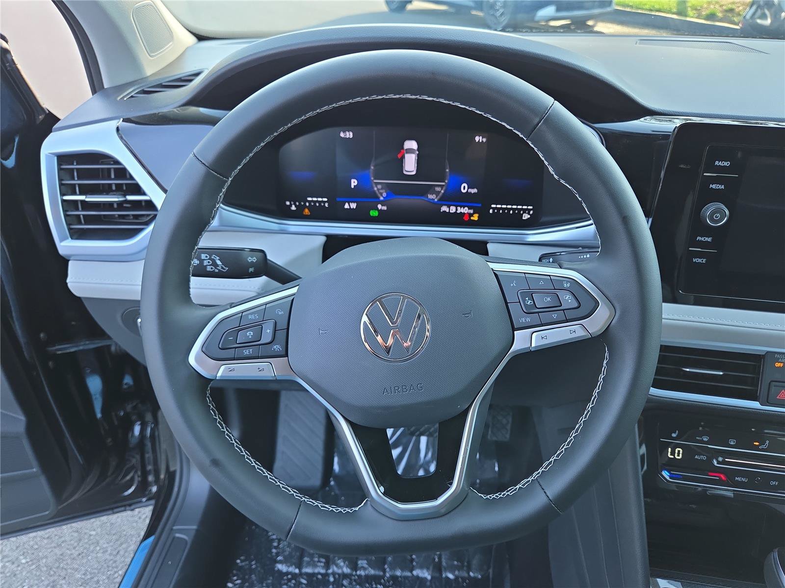 New 2026 Volkswagen Taos SE w/ Panoramic Sunroof Package FWD image 17