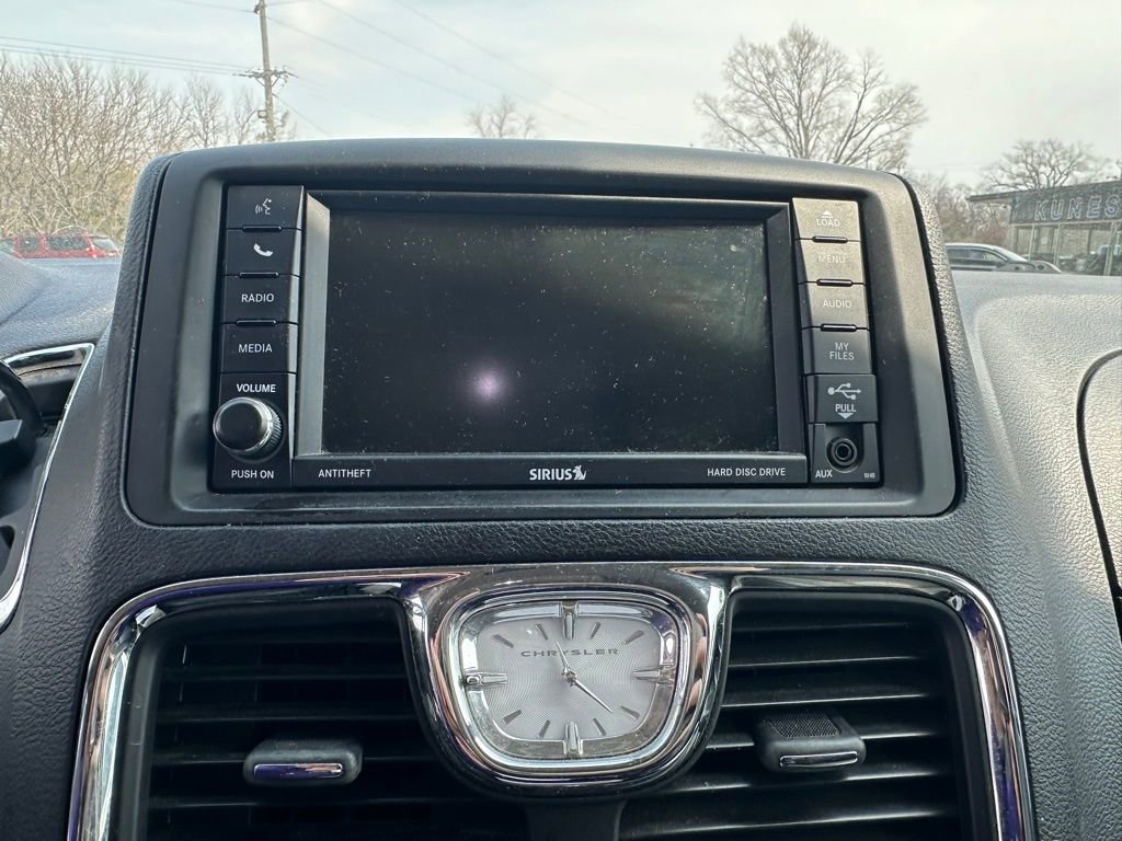 Used 2014 Chrysler Town & Country Touring-L w/ Driver Convenience Group FWD image 20