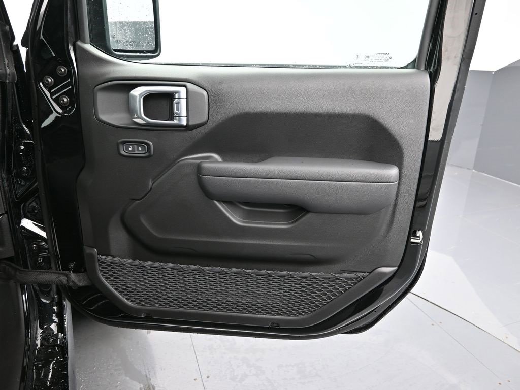 New 2025 Jeep Wrangler Unlimited Rubicon w/ Technology Group image 17