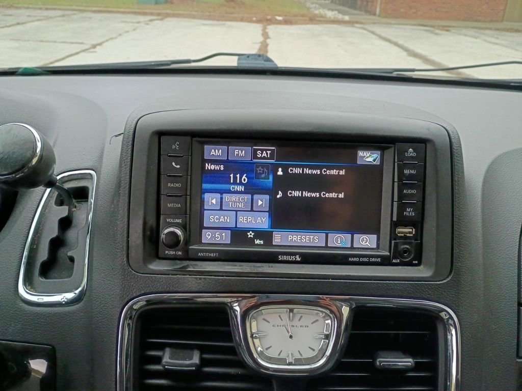 Used 2015 Chrysler Town & Country Touring w/ Driver Convenience Group image 30