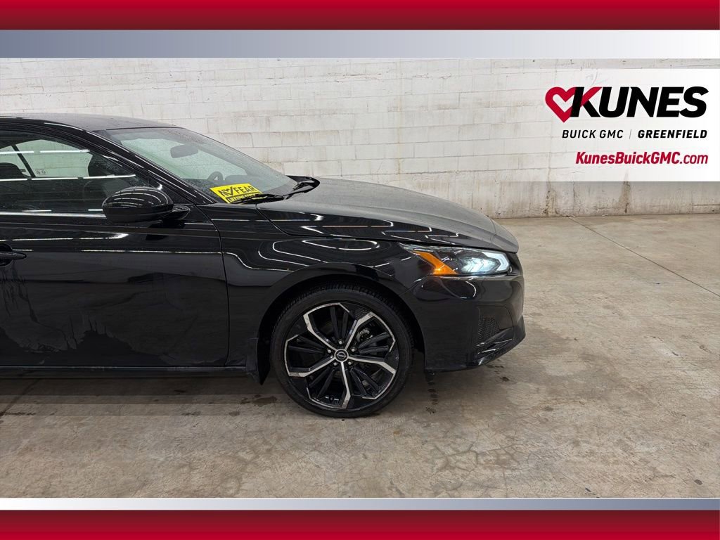 Used 2025 Nissan Altima 2.5 SR FWD image 12