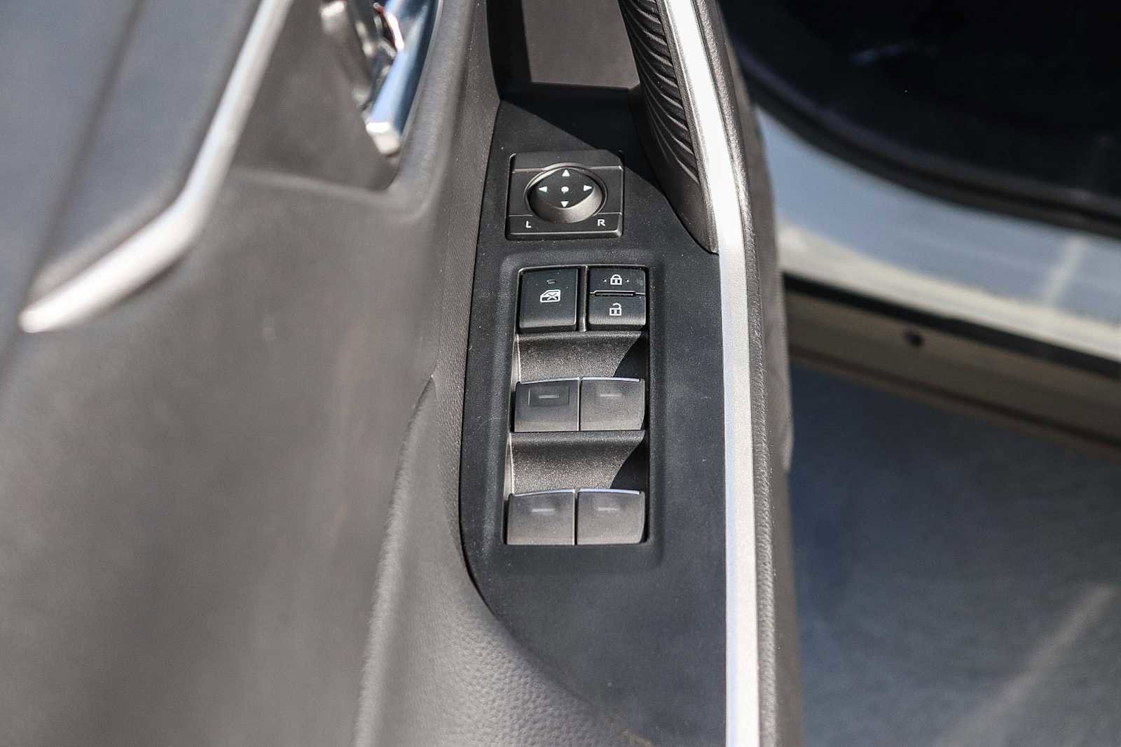 Used 2022 Toyota RAV4 XLE image 28