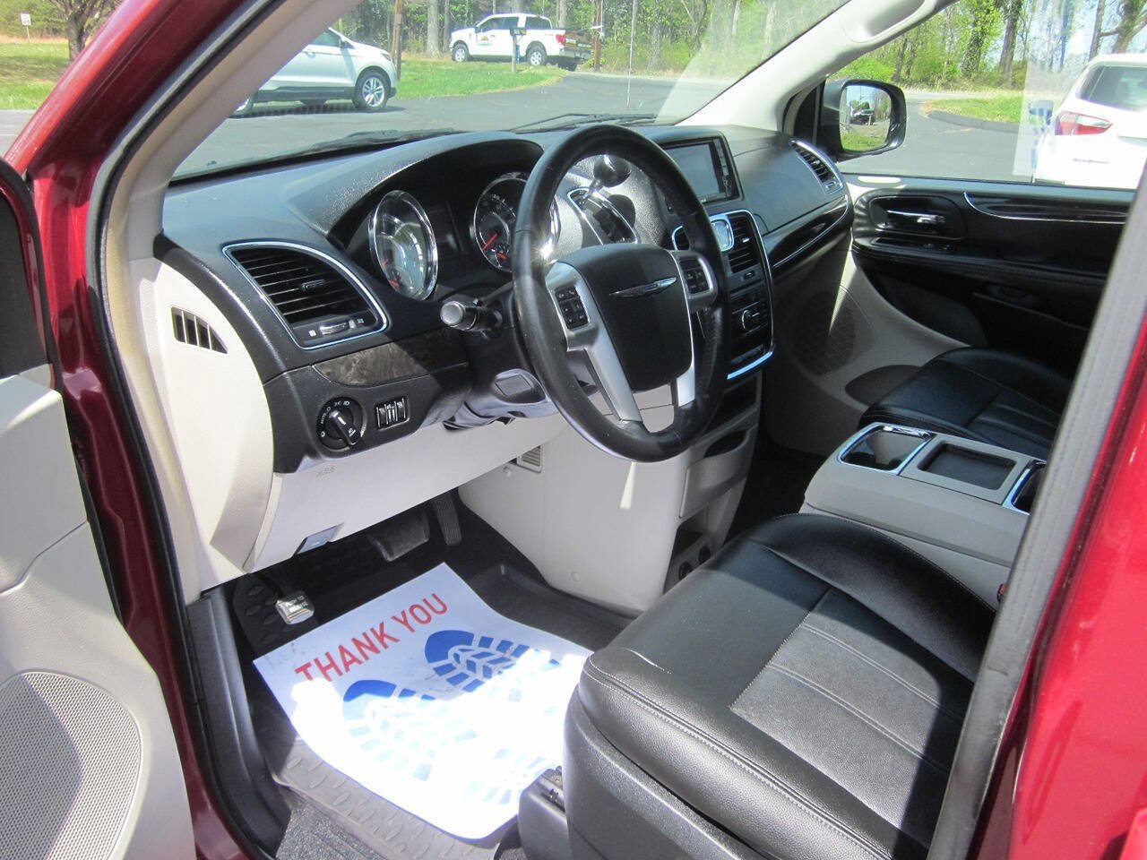 Used 2015 Chrysler Town & Country Touring FWD image 10