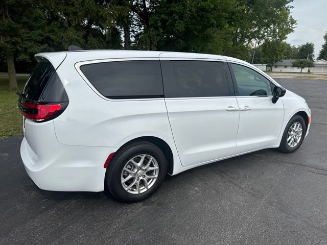 Used 2026 Chrysler Pacifica Select FWD image 5