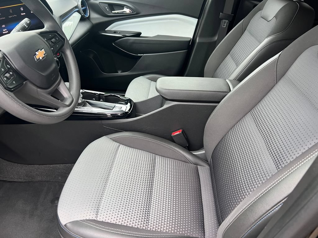 Used 2025 Chevrolet Trax LT FWD image 10