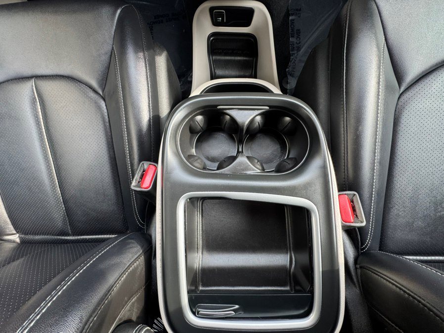 Used 2024 Chrysler Pacifica Touring-L image 27