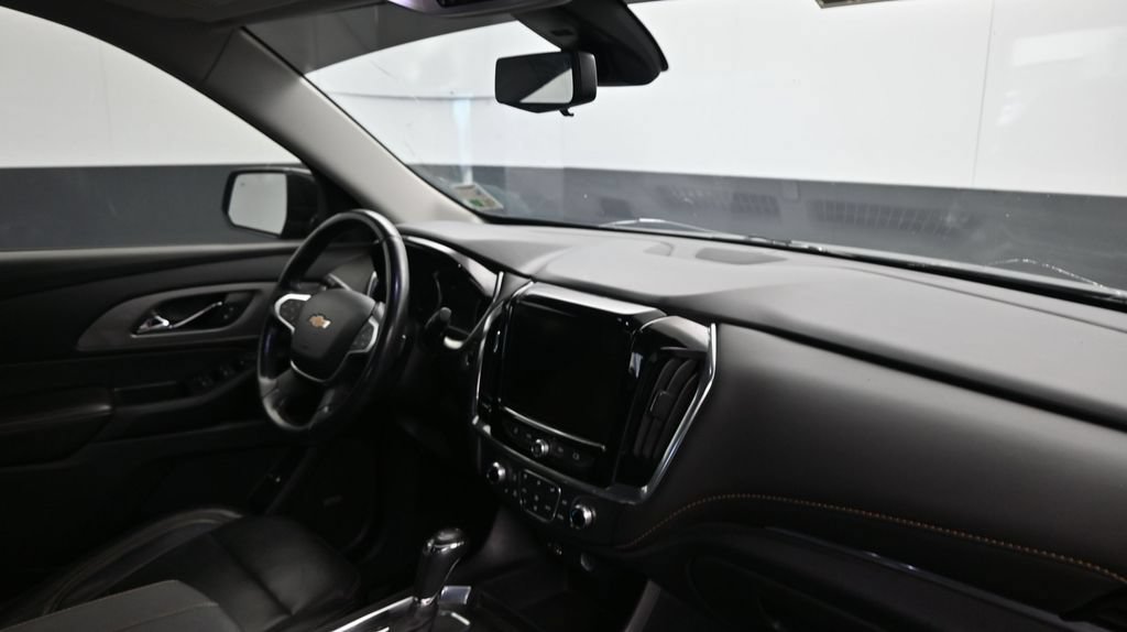 Used 2020 Chevrolet Traverse LT w/ LT Premium Package FWD image 12