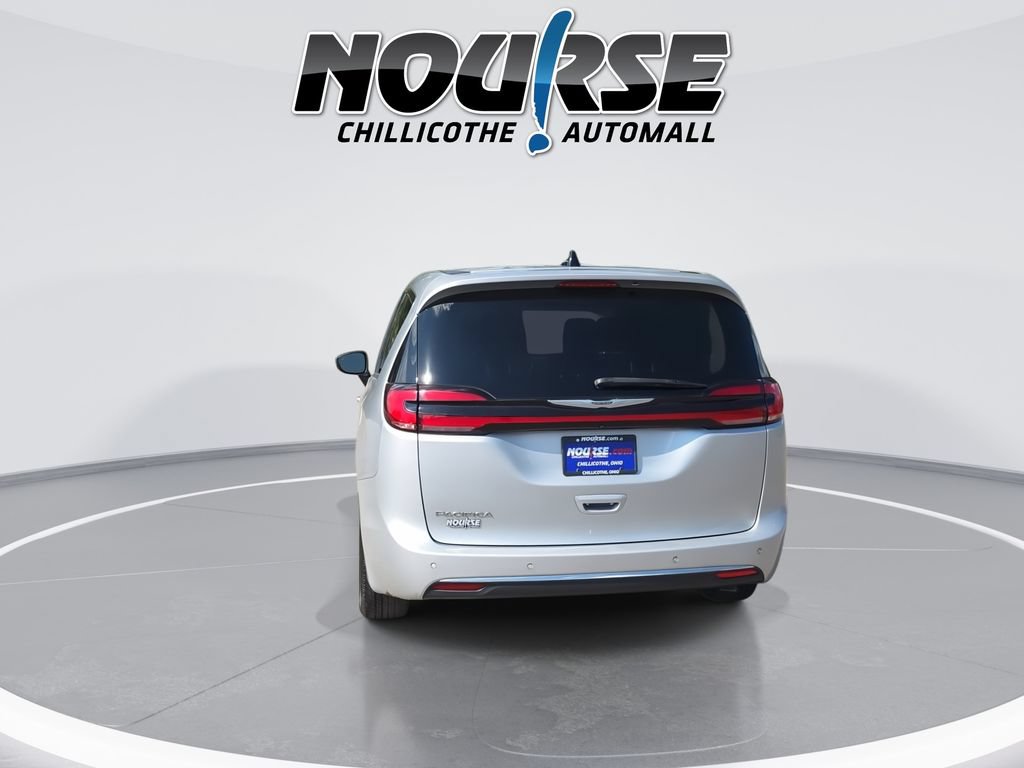 Used 2023 Chrysler Pacifica Touring-L FWD image 7