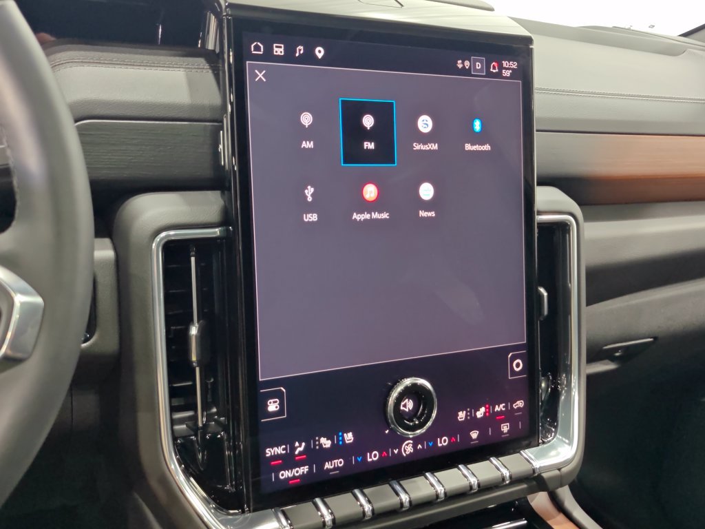 Used 2025 GMC Yukon Denali w/ Sun & Power Step Package AWD/4WD image 44