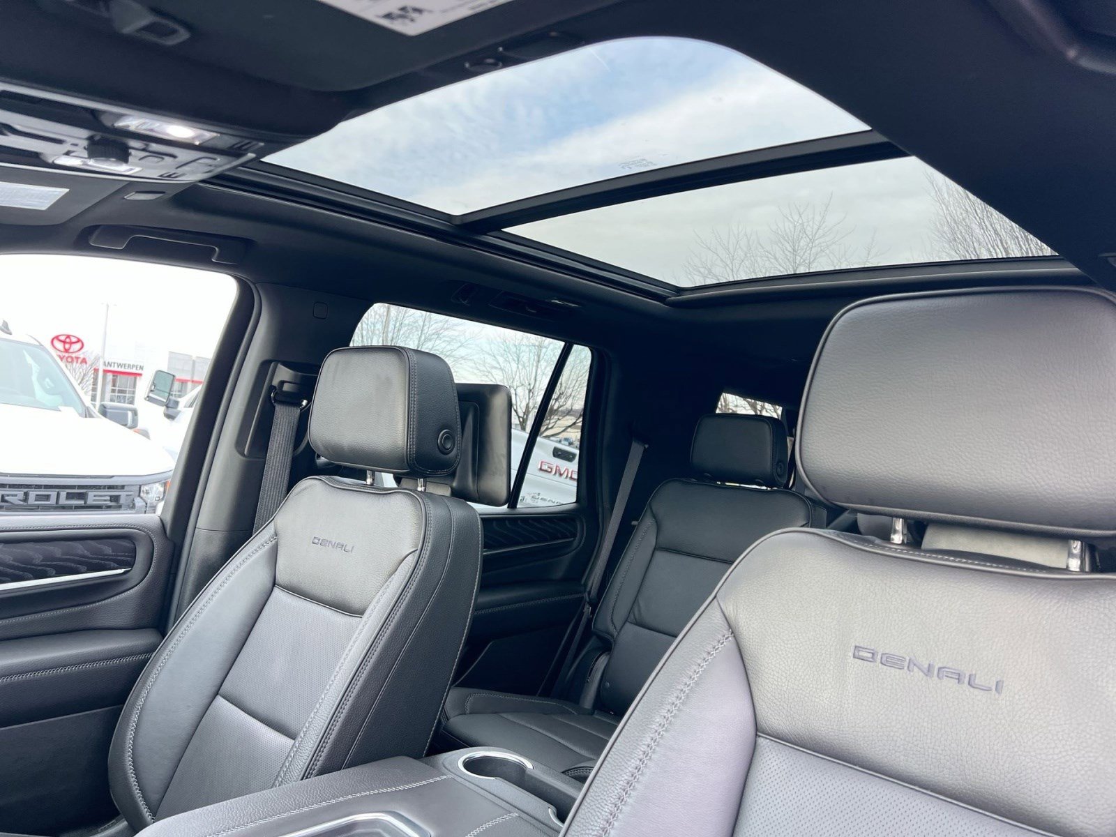 Used 2024 GMC Yukon Denali w/ Denali Reserve Package image 22