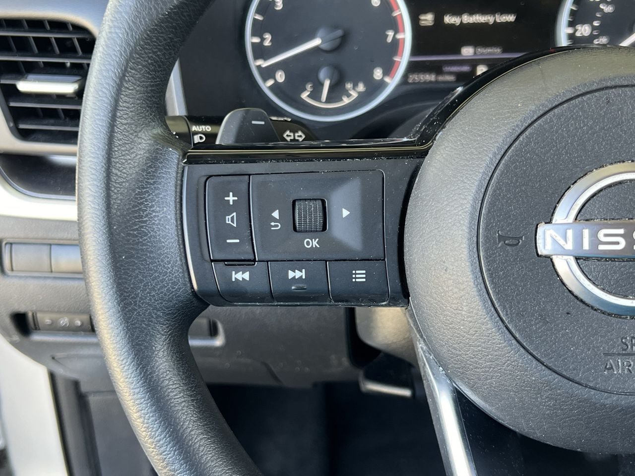 Used 2023 Nissan Rogue SV FWD image 10
