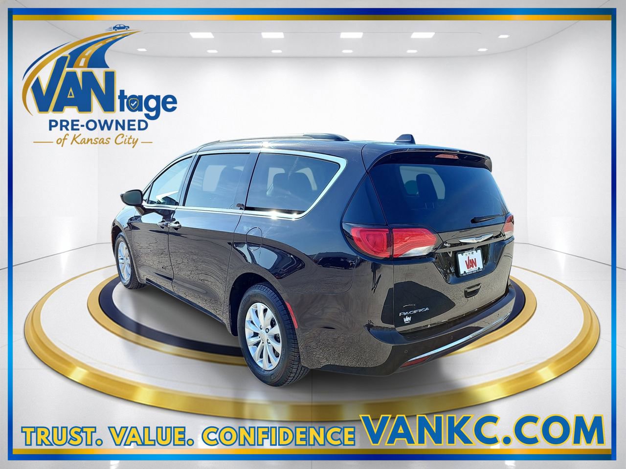 Used 2017 Chrysler Pacifica Touring-L image 9