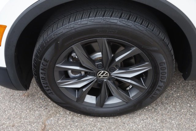 Used 2023 Volkswagen Tiguan SE w/ Panoramic Sunroof Package image 11