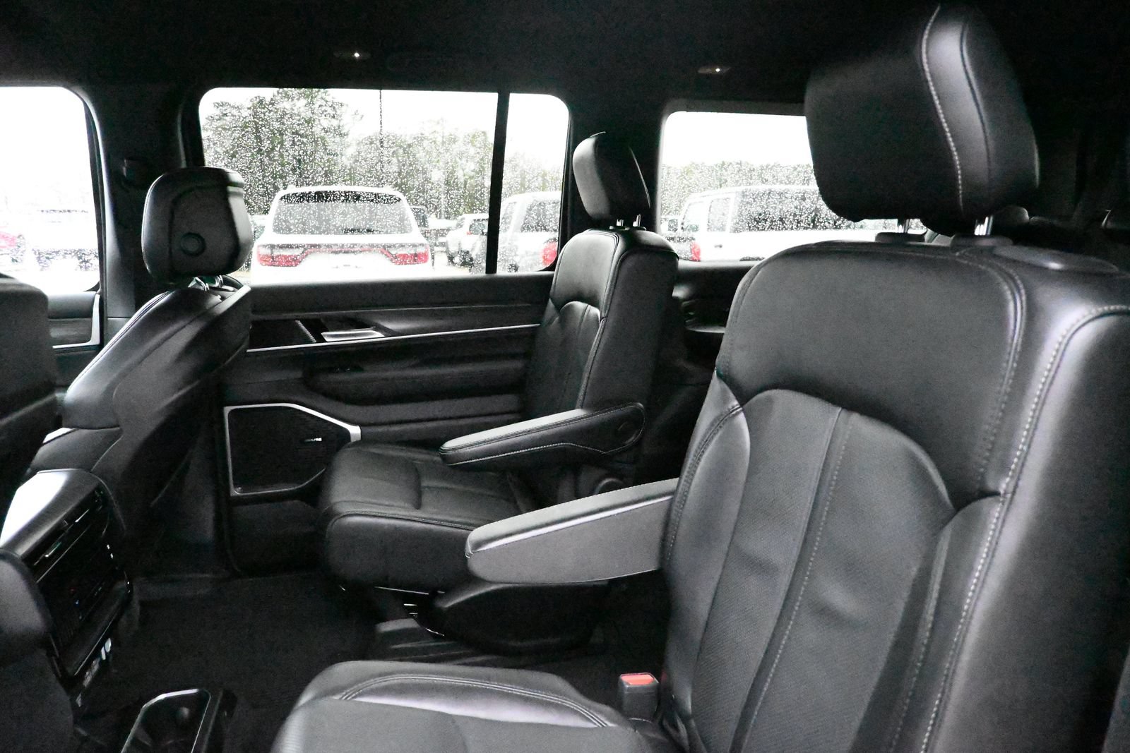 Used 2024 Jeep Wagoneer Series III AWD/4WD image 18