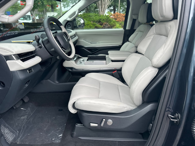 New 2026 Lincoln Navigator L Premier AWD/4WD image 11