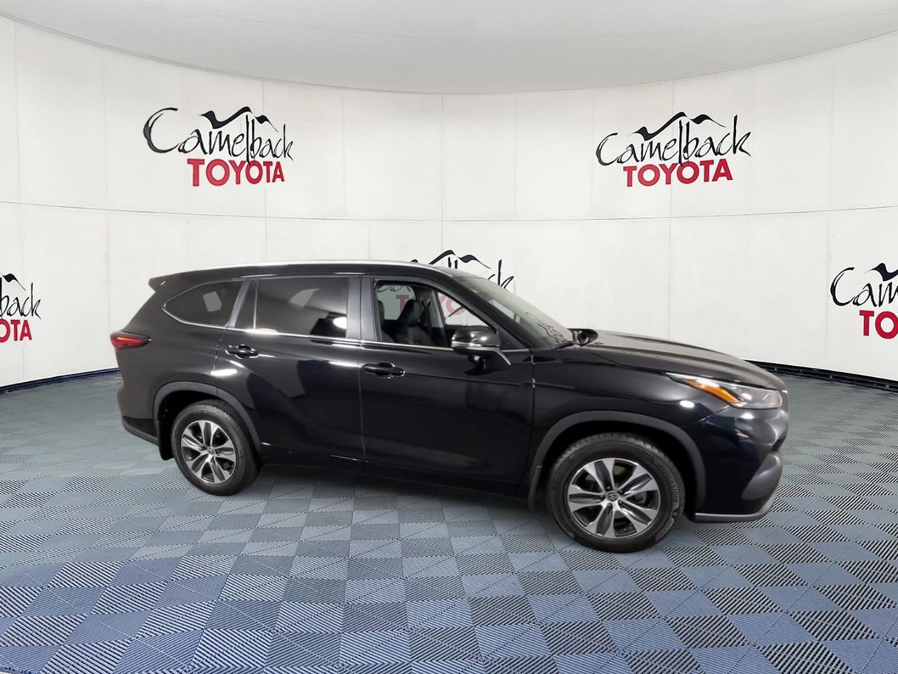 Used 2025 Toyota Highlander XLE AWD/4WD image 2
