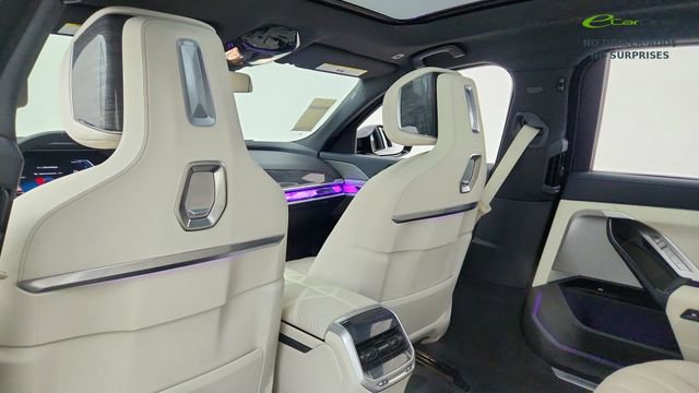 Used 2023 BMW 740i w/ Parking Assistance Package image 30