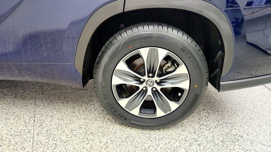 Used 2020 Toyota Highlander XLE FWD image 9