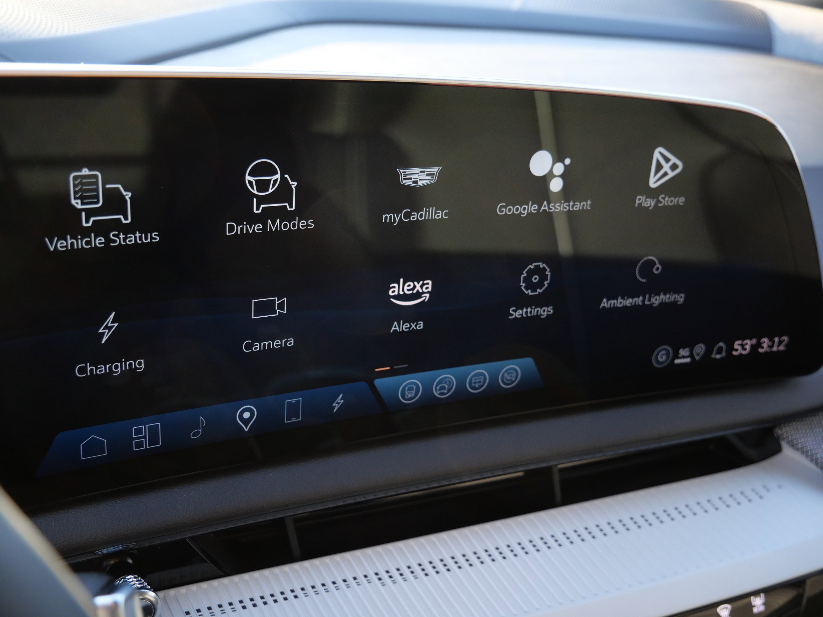 Used 2025 Cadillac Optiq Sport 2 w/ LPO, ONYX Package image 19