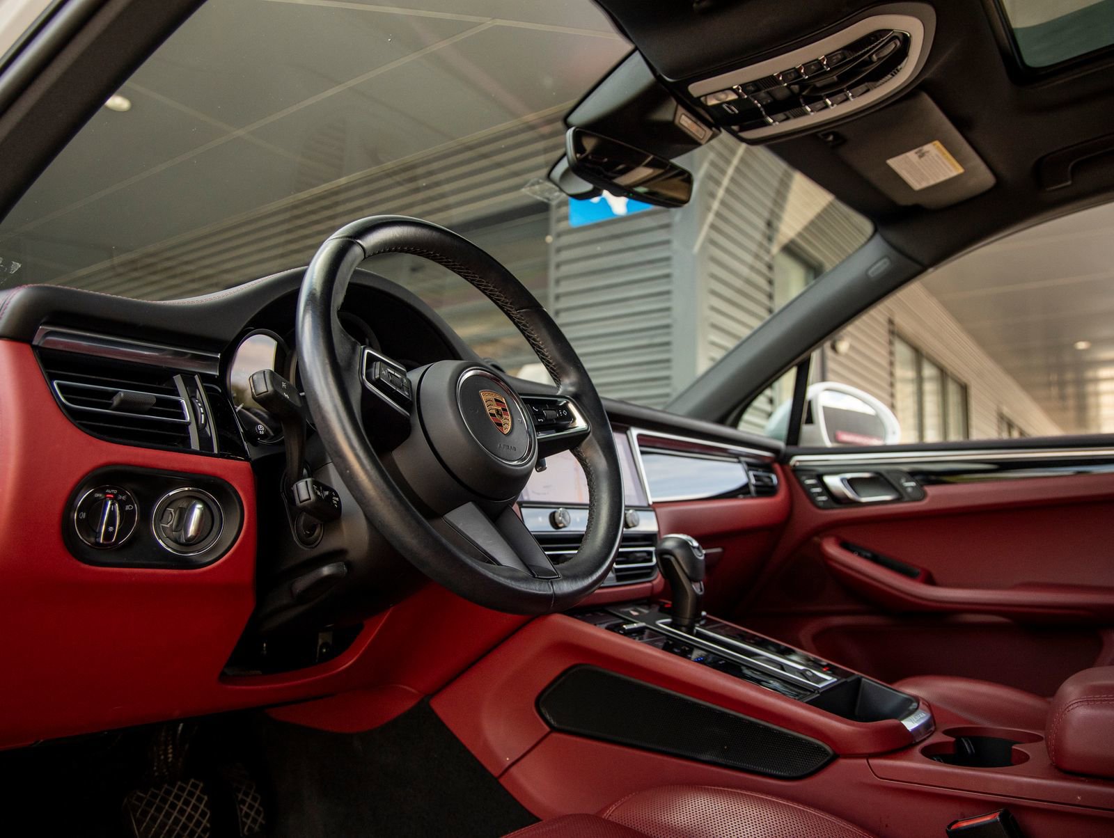 Certified 2023 Porsche Macan image 4