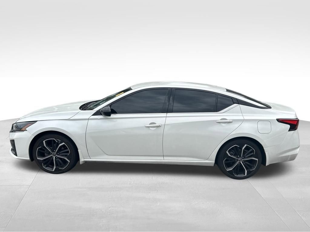 Used 2024 Nissan Altima 2.5 SR FWD image 2