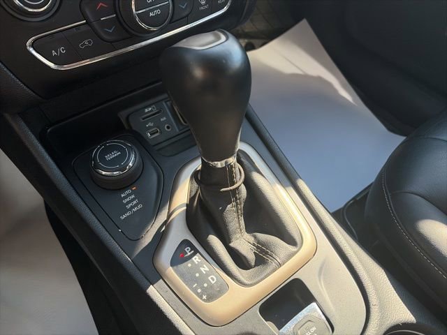 Used 2017 Jeep Cherokee Limited image 17