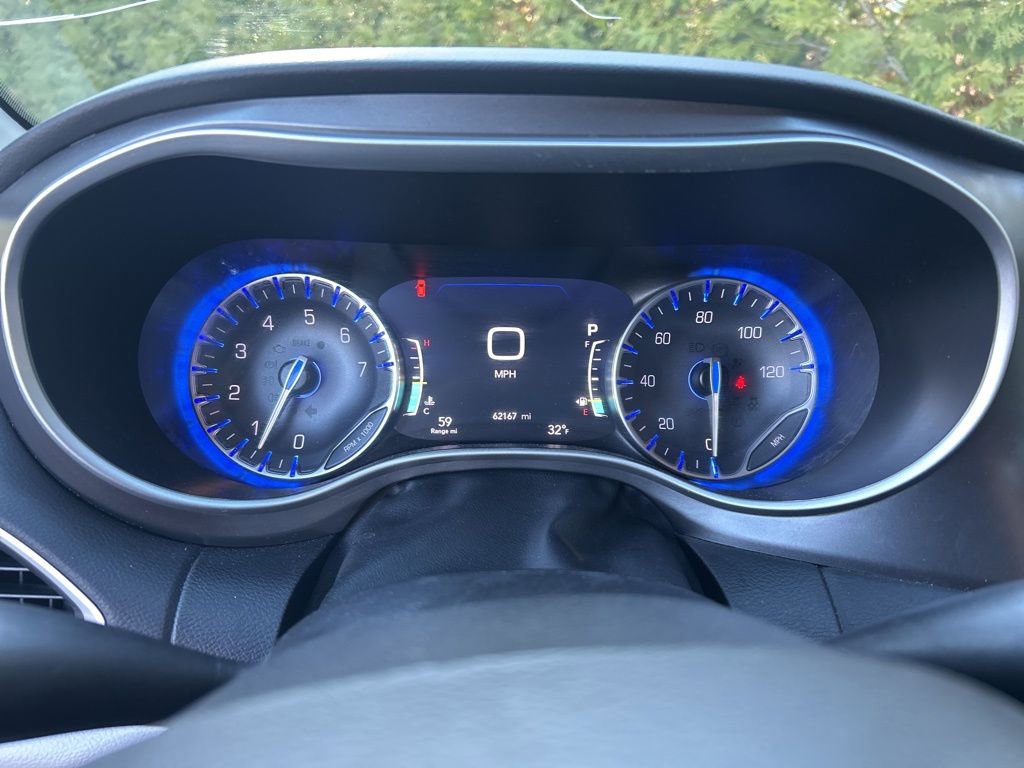 Used 2024 Chrysler Pacifica Touring-L image 12